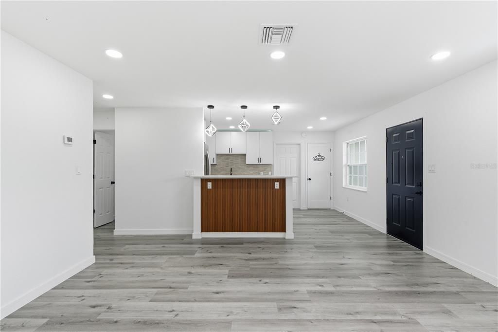 For Sale: $275,000 (3 beds, 2 baths, 894 Square Feet)