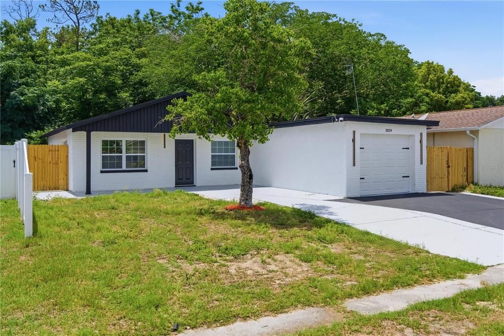 For Sale: $275,000 (3 beds, 2 baths, 894 Square Feet)