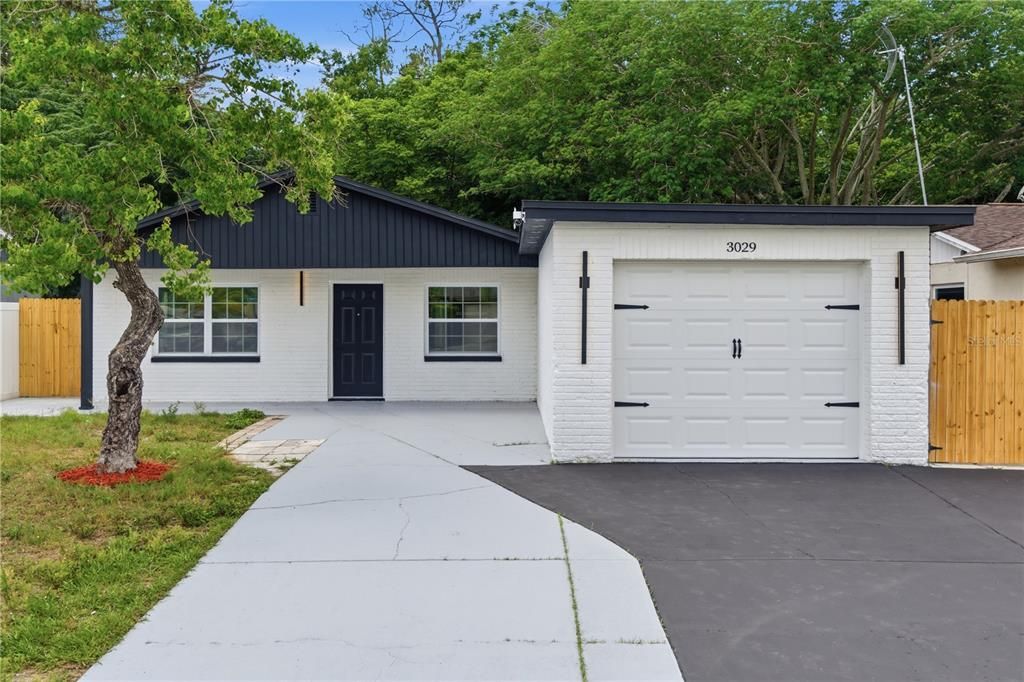 For Sale: $275,000 (3 beds, 2 baths, 894 Square Feet)
