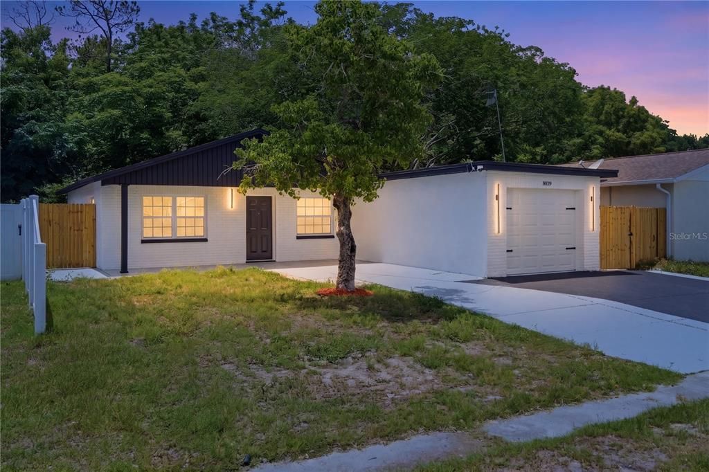 For Sale: $275,000 (3 beds, 2 baths, 894 Square Feet)