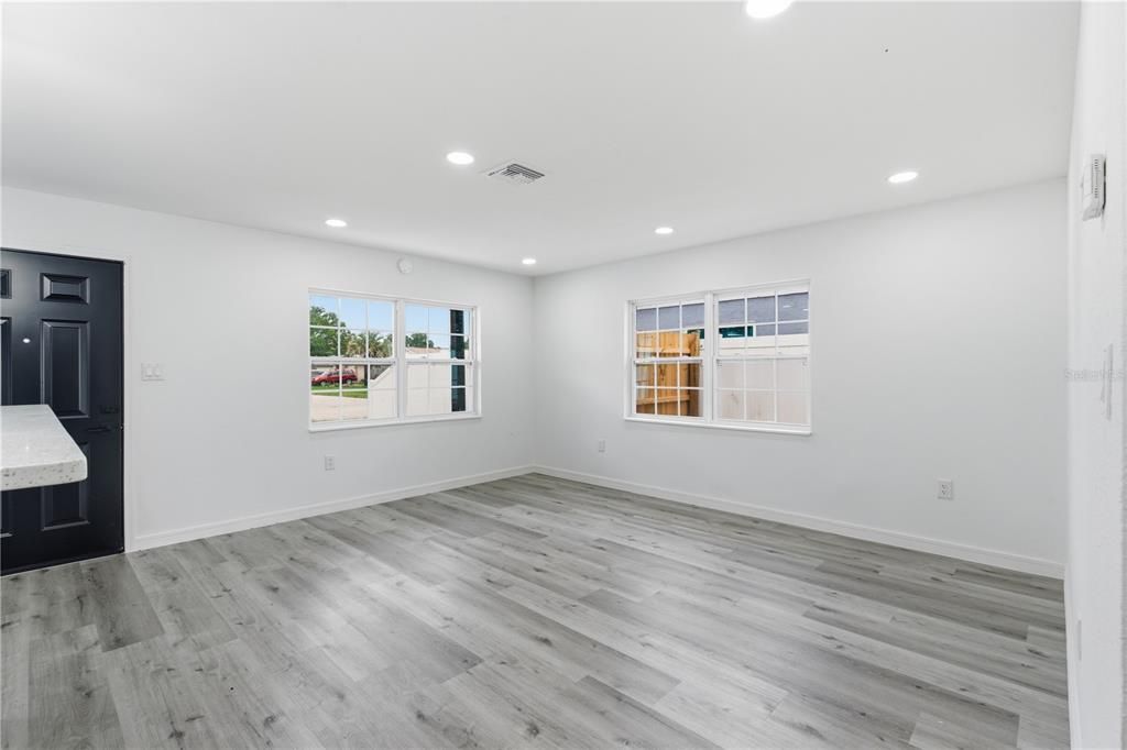 For Sale: $275,000 (3 beds, 2 baths, 894 Square Feet)