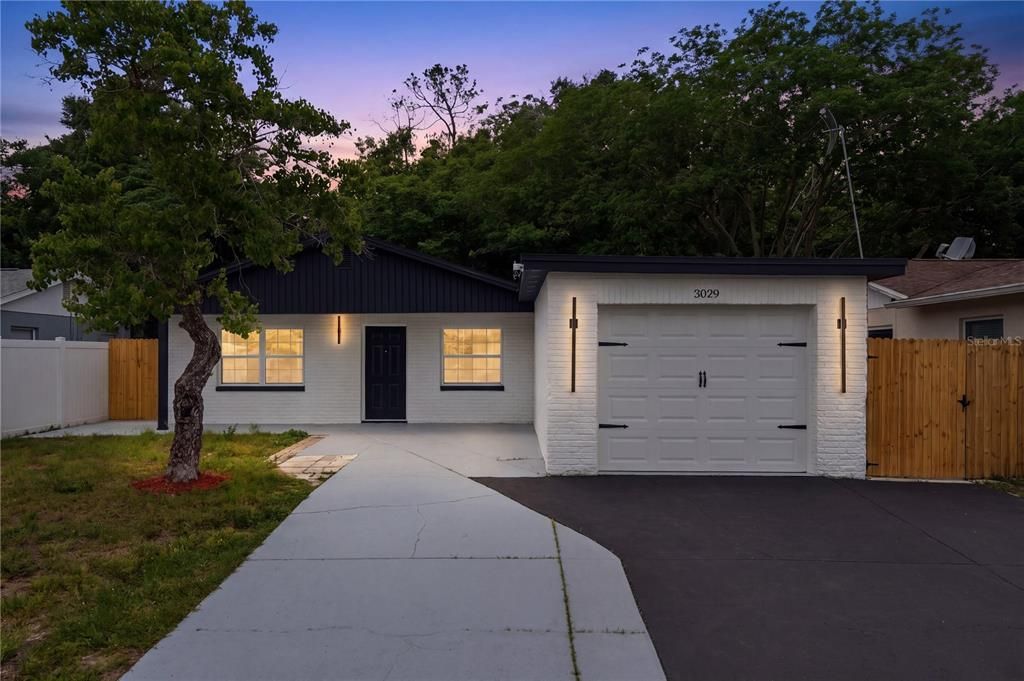 For Sale: $275,000 (3 beds, 2 baths, 894 Square Feet)