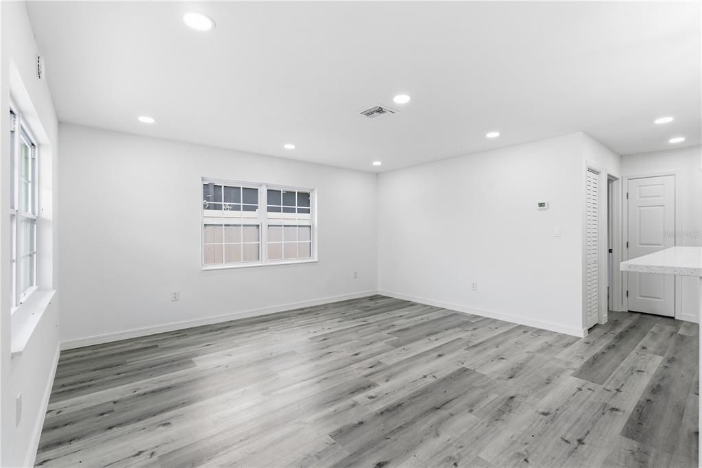 For Sale: $275,000 (3 beds, 2 baths, 894 Square Feet)