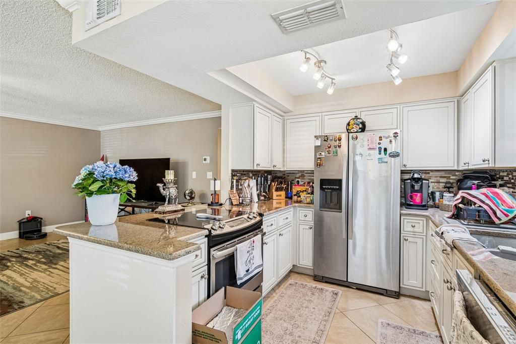 For Sale: $230,000 (2 beds, 2 baths, 1100 Square Feet)