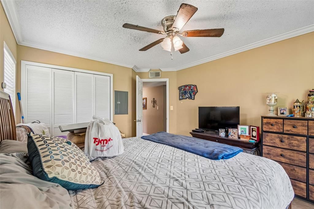 For Sale: $230,000 (2 beds, 2 baths, 1100 Square Feet)