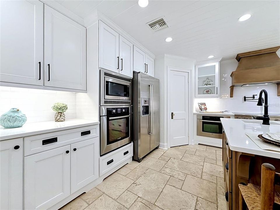 For Sale: $334,900 (3 beds, 2 baths, 2039 Square Feet)