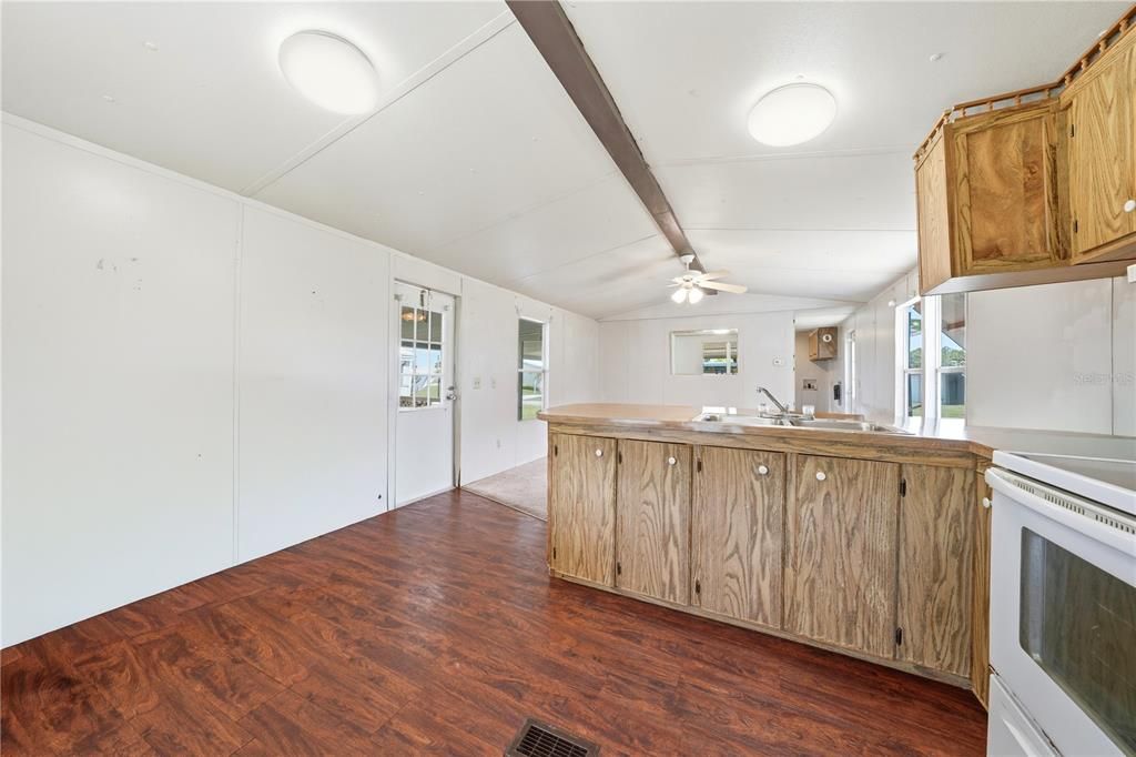For Sale: $210,000 (2 beds, 1 baths, 644 Square Feet)