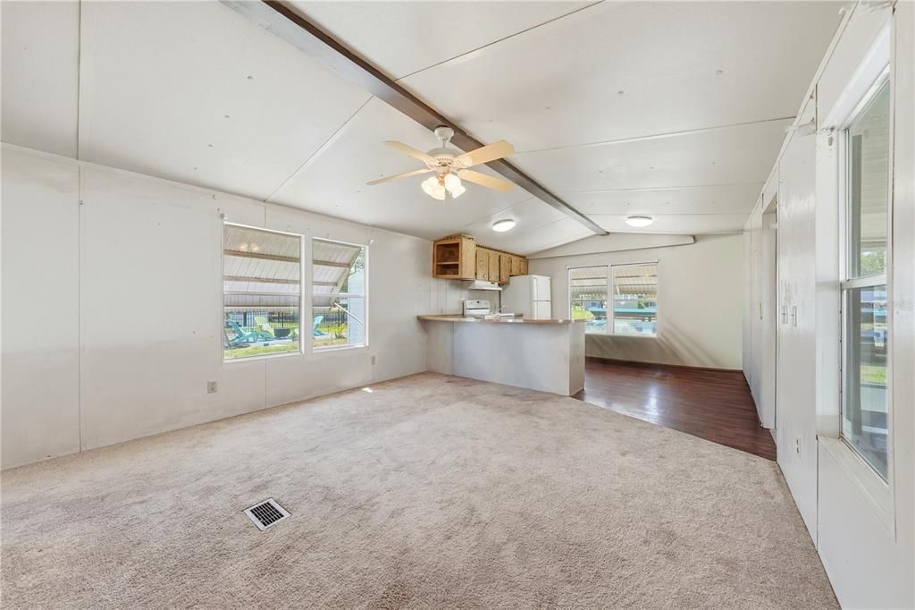 For Sale: $210,000 (2 beds, 1 baths, 644 Square Feet)