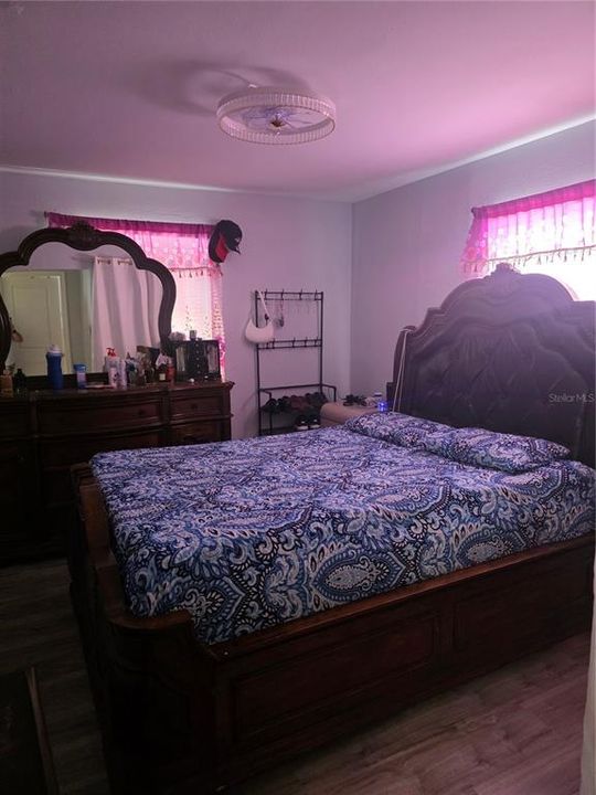En Venta: $378,900 (4 camas, 2 baños, 1050 Pies cuadrados)