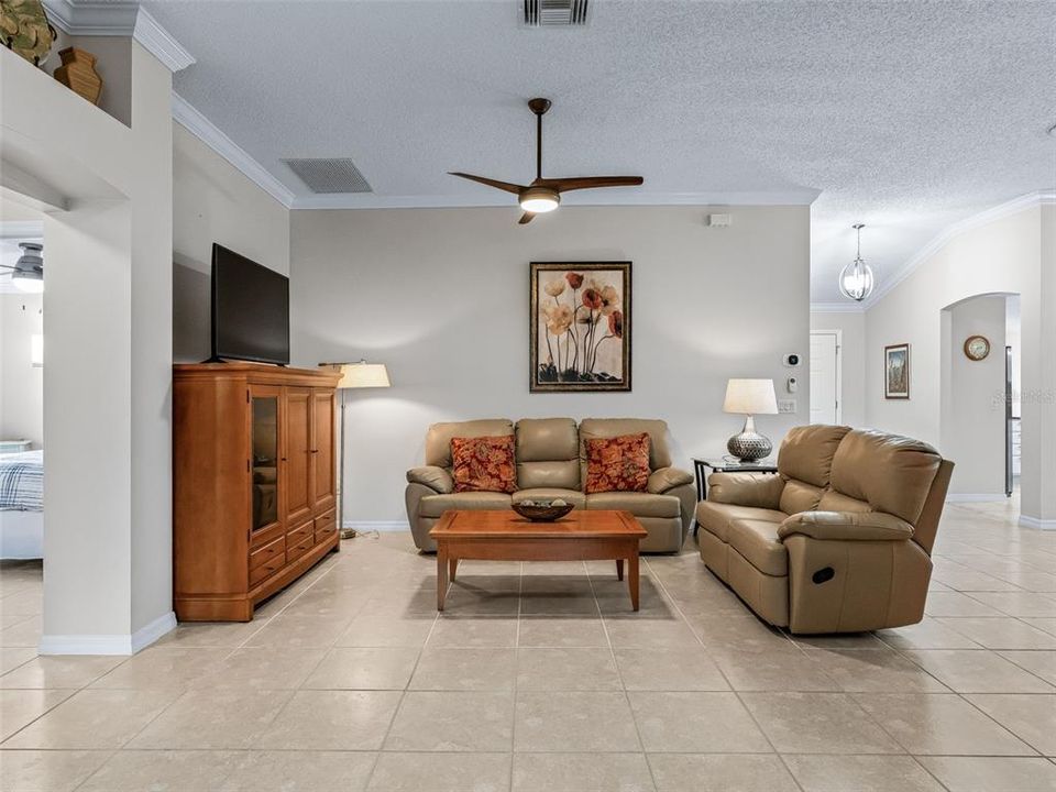 En Venta: $549,000 (3 camas, 2 baños, 2022 Pies cuadrados)
