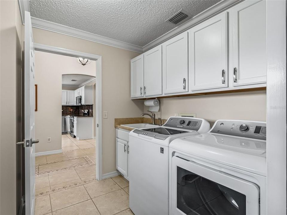 En Venta: $549,000 (3 camas, 2 baños, 2022 Pies cuadrados)
