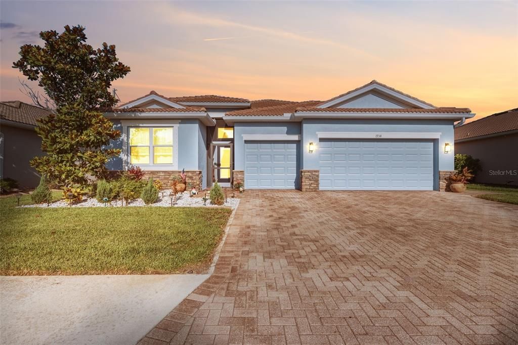 Active With Contract: $555,000 (4 beds, 3 baths, 2260 Square Feet)