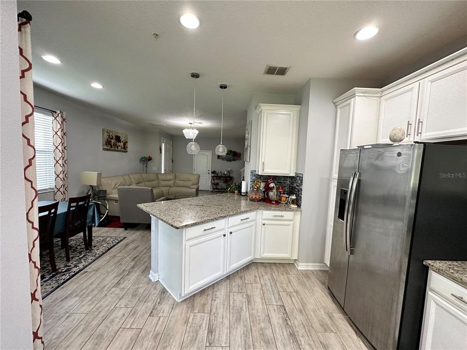 For Rent: $2,350 (3 beds, 3 baths, 1724 Square Feet)