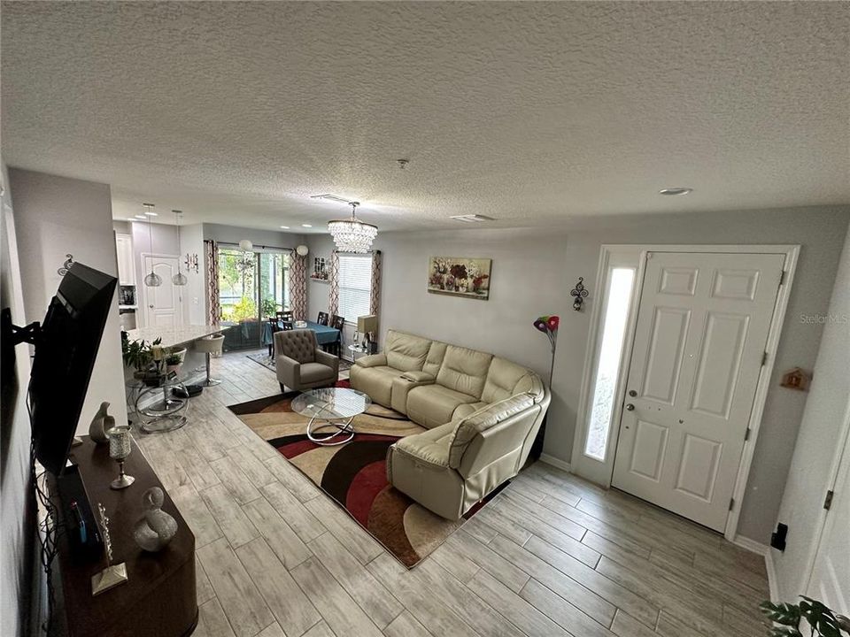 For Rent: $2,350 (3 beds, 3 baths, 1724 Square Feet)