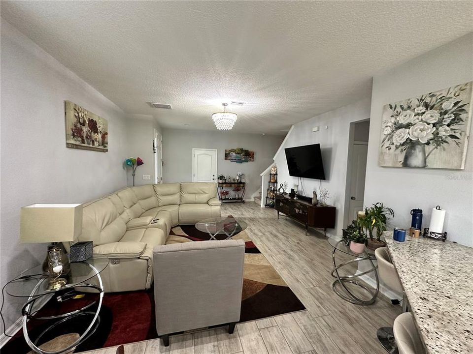 For Rent: $2,350 (3 beds, 3 baths, 1724 Square Feet)
