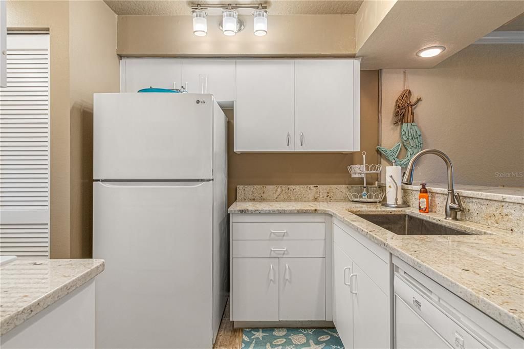 For Sale: $324,900 (2 beds, 2 baths, 1355 Square Feet)
