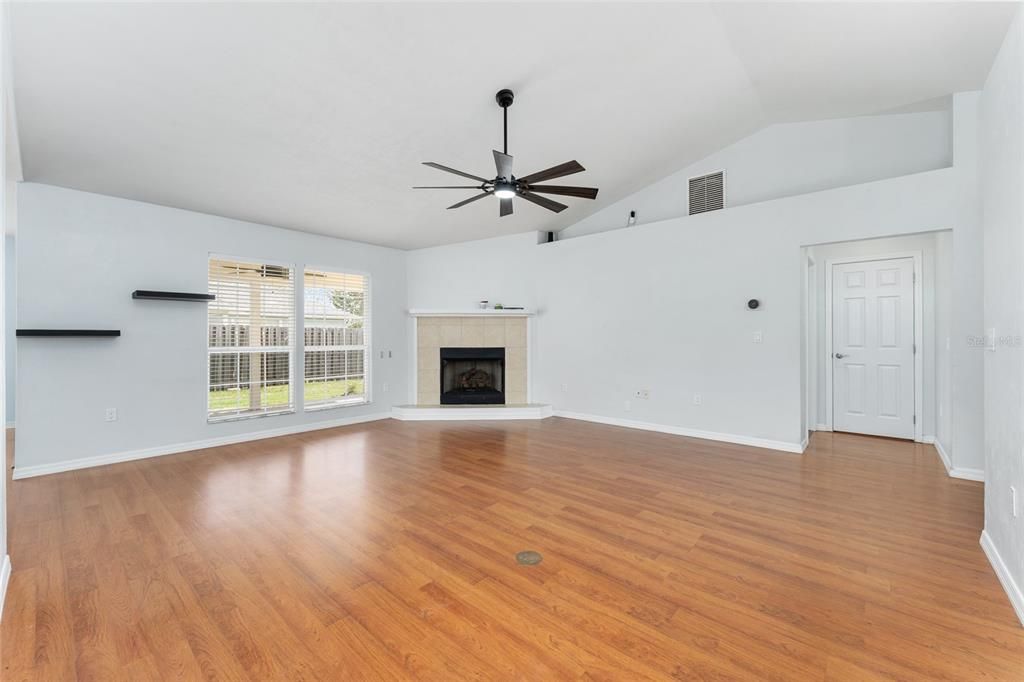 For Sale: $333,000 (3 beds, 2 baths, 1692 Square Feet)