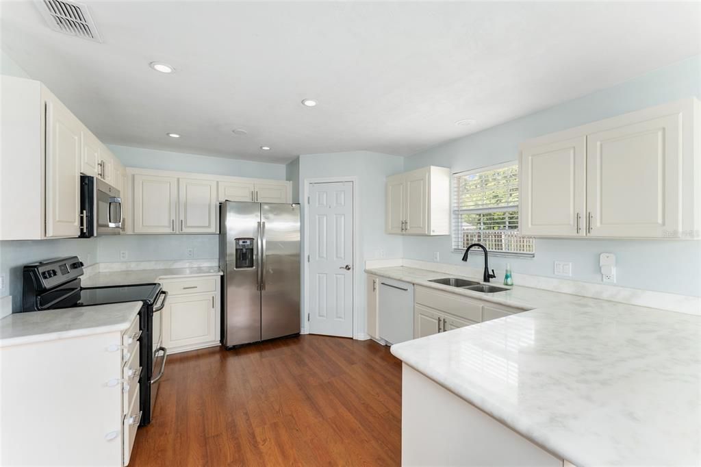For Sale: $333,000 (3 beds, 2 baths, 1692 Square Feet)