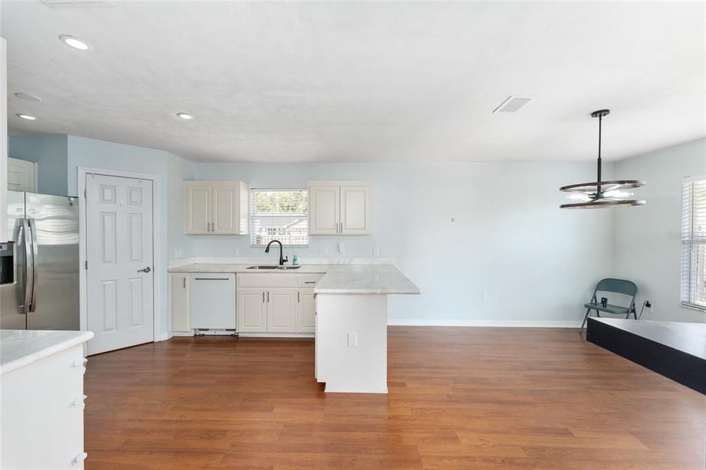 For Sale: $333,000 (3 beds, 2 baths, 1692 Square Feet)