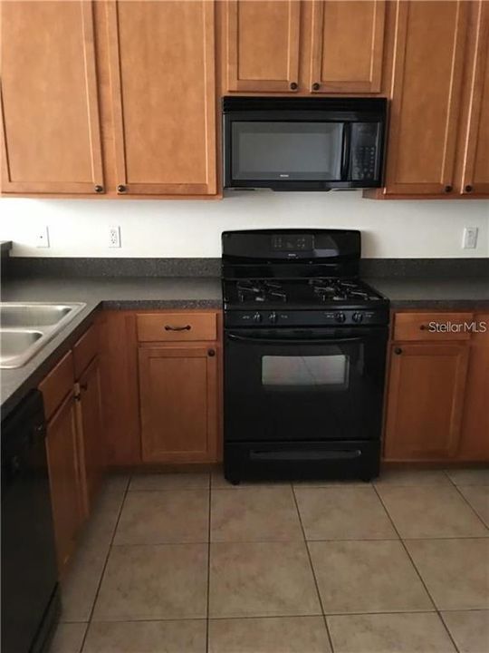 For Rent: $2,100 (3 beds, 2 baths, 1637 Square Feet)