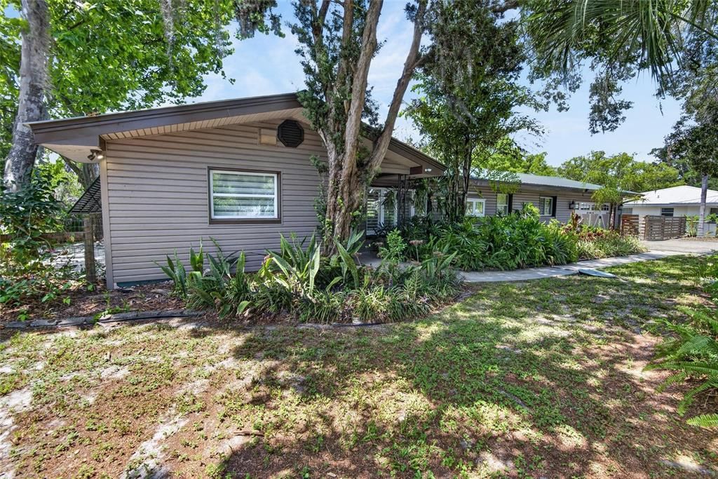 For Sale: $599,000 (3 beds, 2 baths, 1924 Square Feet)