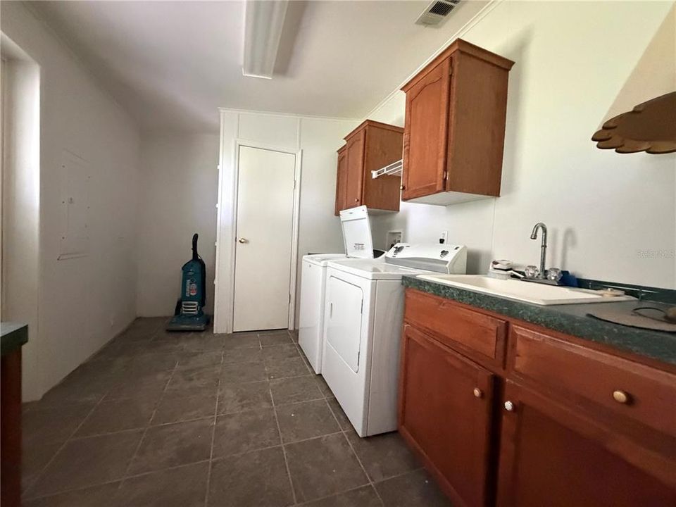 Active With Contract: $350,000 (3 beds, 2 baths, 1800 Square Feet)