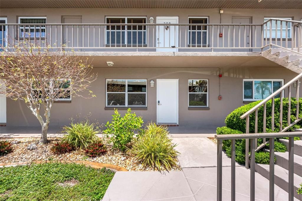 For Sale: $200,000 (1 beds, 1 baths, 606 Square Feet)