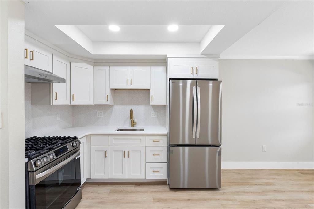 For Sale: $200,000 (1 beds, 1 baths, 606 Square Feet)
