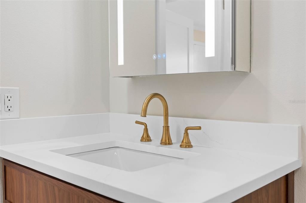For Sale: $200,000 (1 beds, 1 baths, 606 Square Feet)