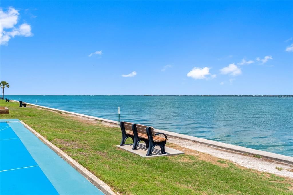For Sale: $200,000 (1 beds, 1 baths, 606 Square Feet)