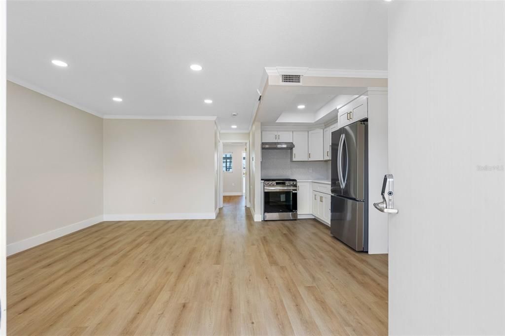 For Sale: $200,000 (1 beds, 1 baths, 606 Square Feet)