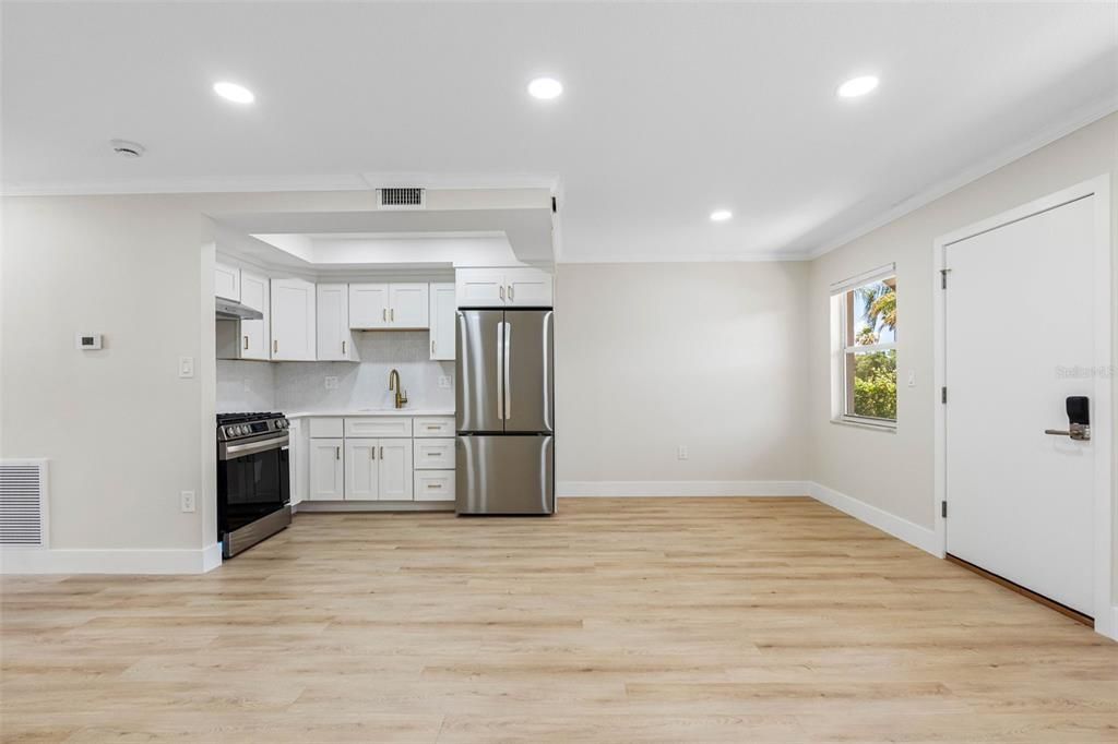 For Sale: $200,000 (1 beds, 1 baths, 606 Square Feet)