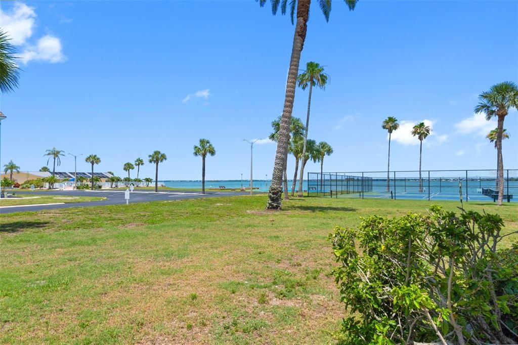 For Sale: $200,000 (1 beds, 1 baths, 606 Square Feet)