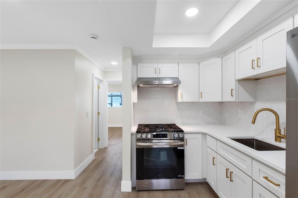 For Sale: $200,000 (1 beds, 1 baths, 606 Square Feet)
