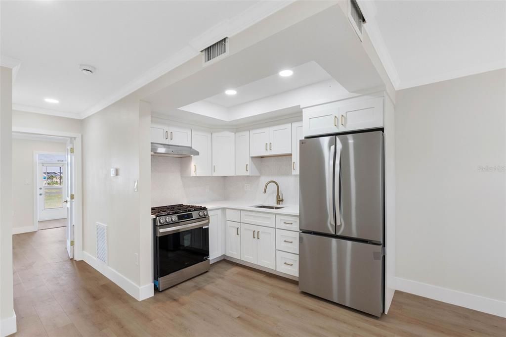 For Sale: $200,000 (1 beds, 1 baths, 606 Square Feet)