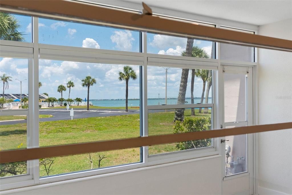 For Sale: $200,000 (1 beds, 1 baths, 606 Square Feet)