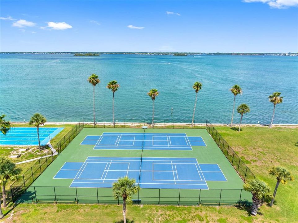 For Sale: $200,000 (1 beds, 1 baths, 606 Square Feet)
