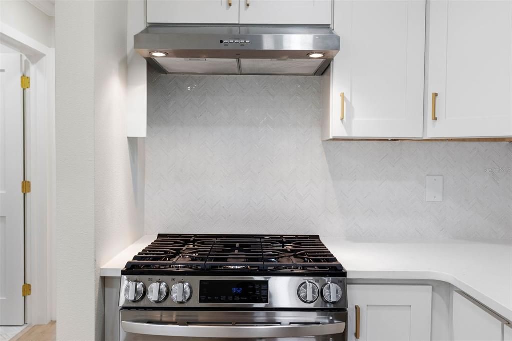 For Sale: $200,000 (1 beds, 1 baths, 606 Square Feet)