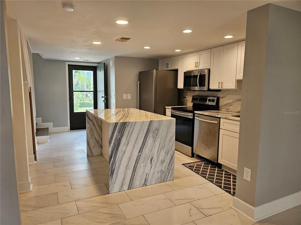 На продажу: $269,999 (2 спален, 2 ванн, 1296 Квадратных фут)