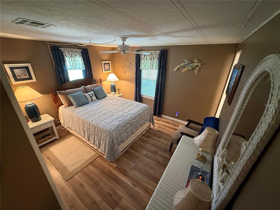 На продажу: $199,999 (2 спален, 2 ванн, 1427 Квадратных фут)