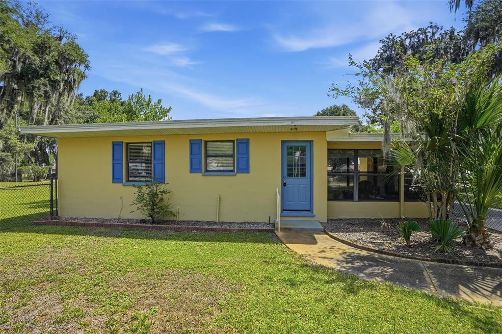 For Sale: $225,000 (2 beds, 1 baths, 784 Square Feet)