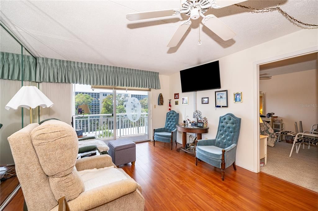 For Sale: $115,000 (2 beds, 2 baths, 1095 Square Feet)