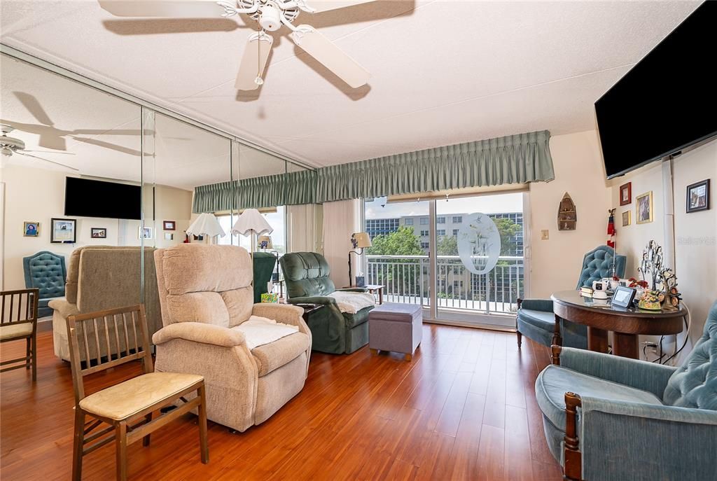For Sale: $115,000 (2 beds, 2 baths, 1095 Square Feet)