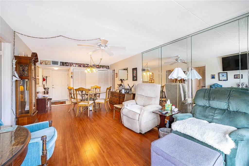 For Sale: $115,000 (2 beds, 2 baths, 1095 Square Feet)