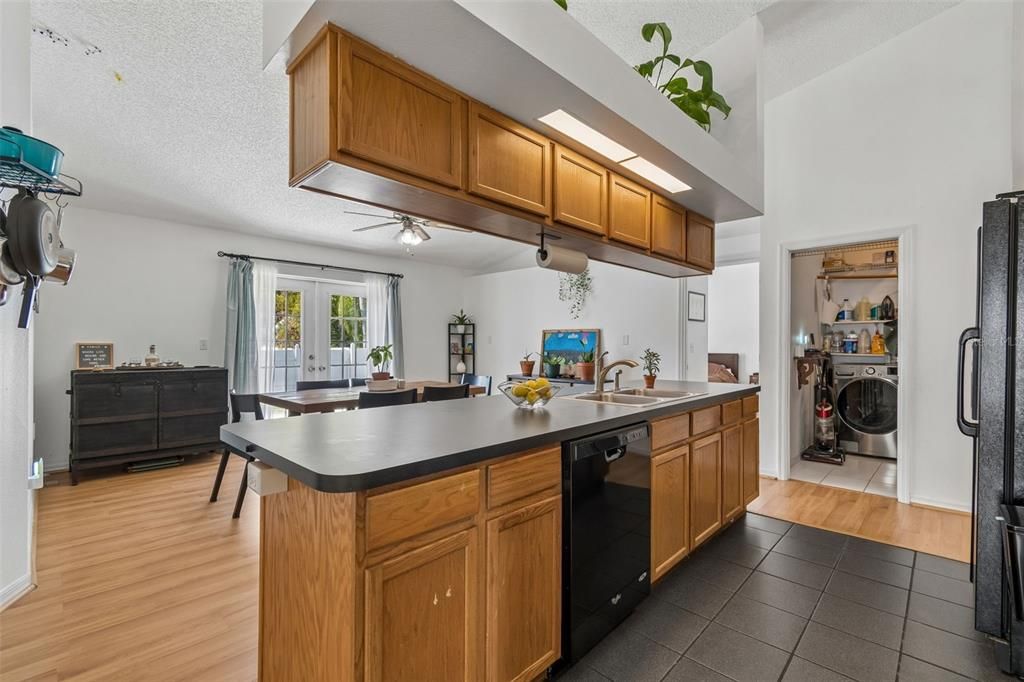 В аренду: $3,200 (3 спален, 2 ванн, 1560 Квадратных фут)