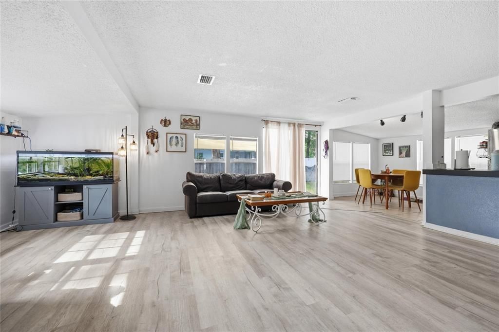 For Sale: $229,990 (2 beds, 2 baths, 1020 Square Feet)