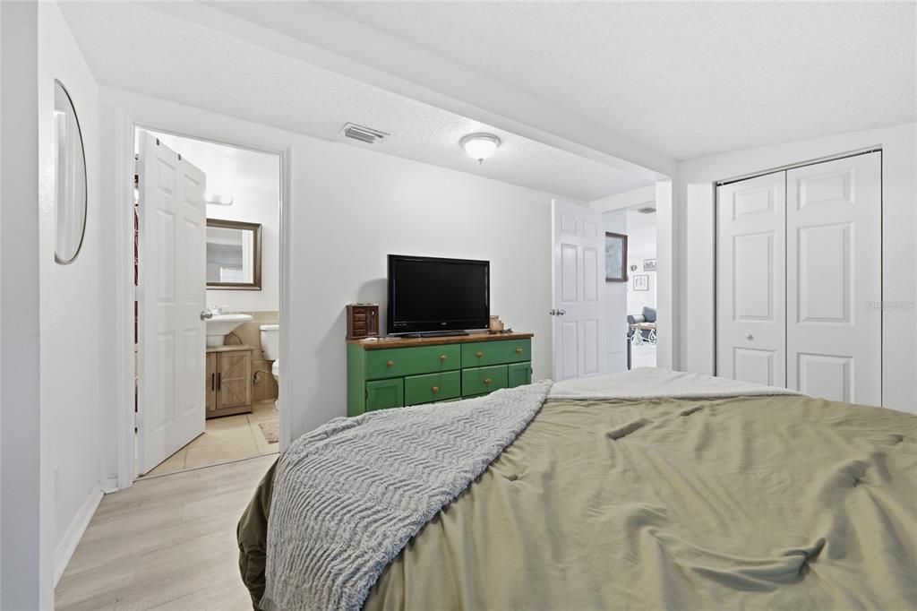For Sale: $229,990 (2 beds, 2 baths, 1020 Square Feet)