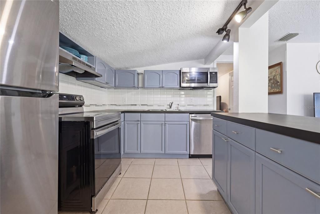For Sale: $229,990 (2 beds, 2 baths, 1020 Square Feet)