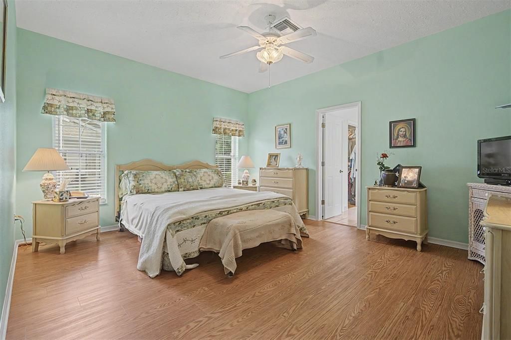 For Sale: $350,000 (3 beds, 2 baths, 1948 Square Feet)