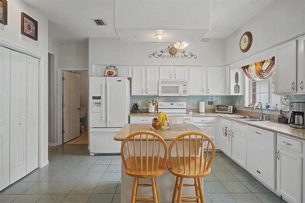 For Sale: $350,000 (3 beds, 2 baths, 1948 Square Feet)